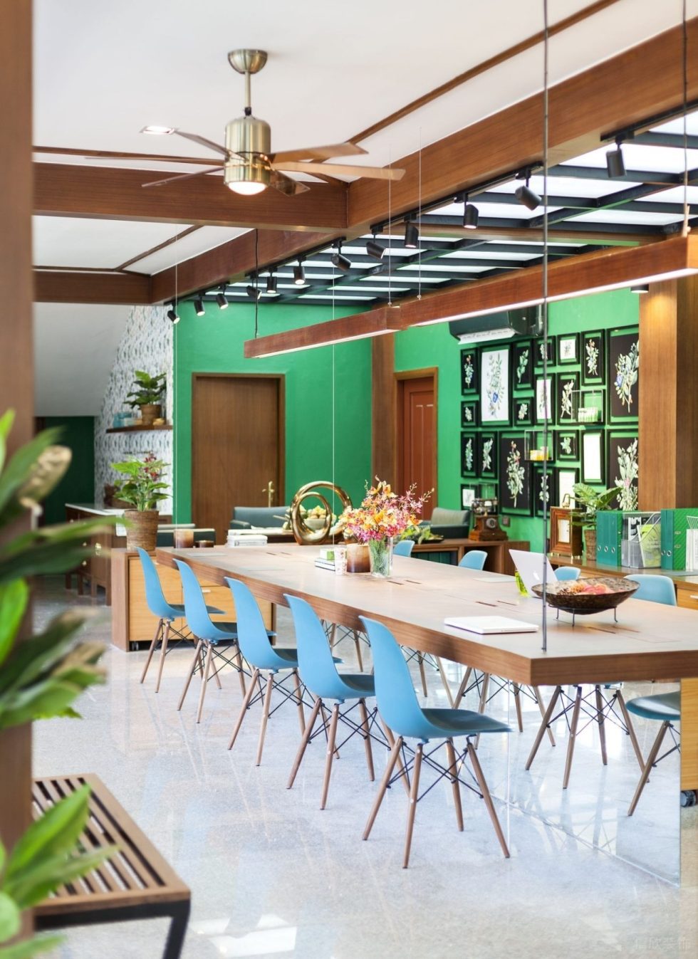 暖色田園風(fēng)辦公室裝修設(shè)計(jì)暖木色懸吊式辦公臺(tái) 暖色田園風(fēng)辦公室裝修設(shè)計(jì)暖木色懸吊式辦公臺(tái)