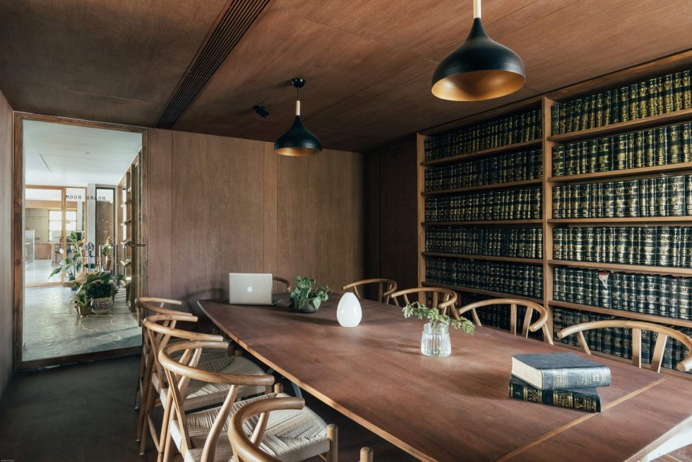 清新原木風(fēng)辦公室裝修設(shè)計木色會議室