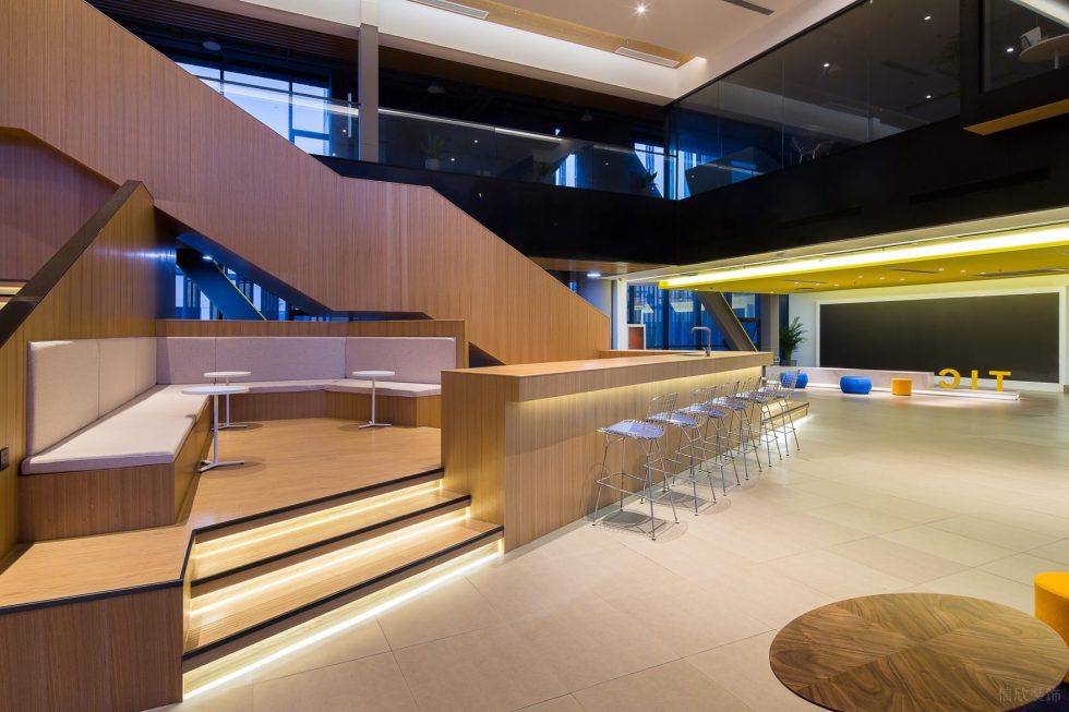 深色現(xiàn)代風(fēng)辦公室裝修設(shè)計(jì)木質(zhì)沙發(fā)卡座