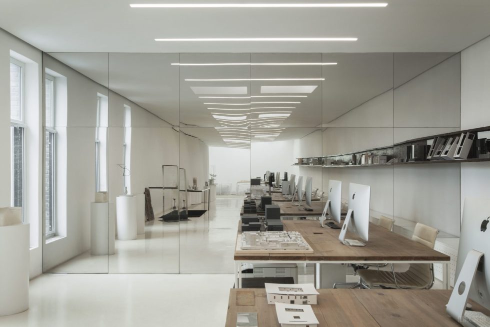 素雅極簡(jiǎn)風(fēng)辦公室裝修設(shè)計(jì)鏡面不銹鋼背景墻 素雅極簡(jiǎn)風(fēng)辦公室裝修設(shè)計(jì)鏡面不銹鋼背景墻