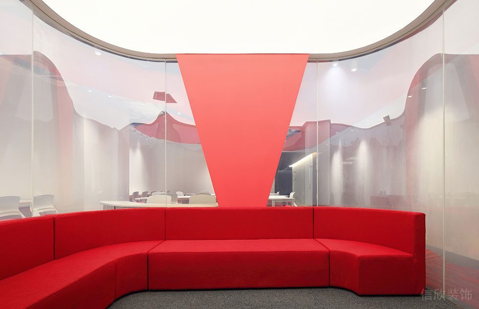 深圳寶安中心區壹方中心紅白色調辦公室裝修工程 接待室