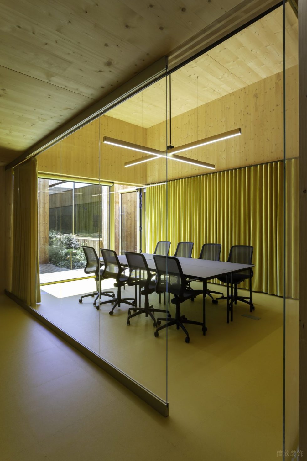 溫暖原木風(fēng)辦公室裝修方案 會(huì)議室
