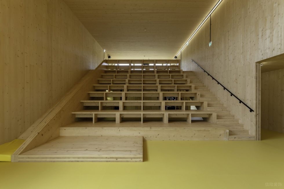 溫暖原木風(fēng)辦公室裝修方案 木制階梯會(huì)議室