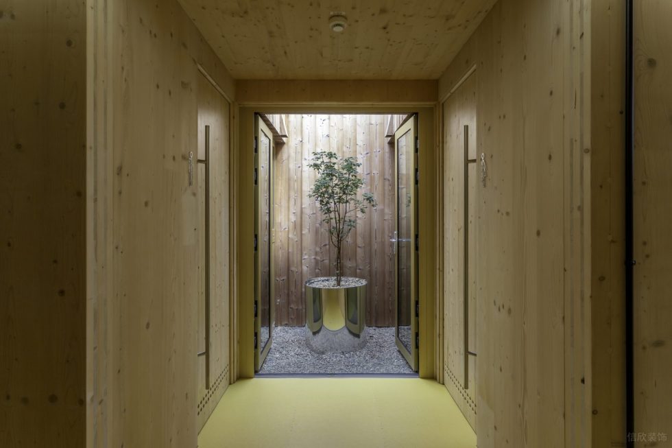 溫暖原木風(fēng)辦公室裝修方案 透光小天井