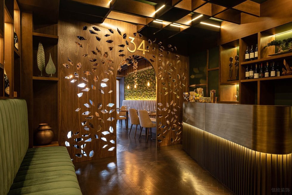 綠色半墻設計沙發鏤空洞洞板裝修弧線收銀處裝修店鋪餐廳燈飾效果圖