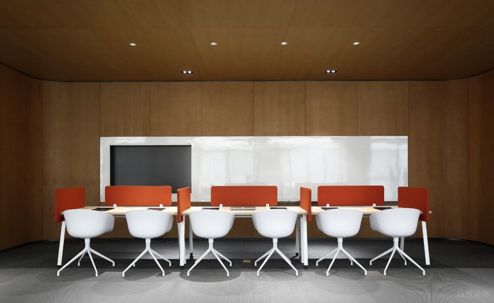 現(xiàn)代淡色系風(fēng)格辦公室裝修案例工作區(qū)純白色辦公椅 現(xiàn)代淡色系風(fēng)格辦公室裝修案例工作區(qū)純白色辦公椅