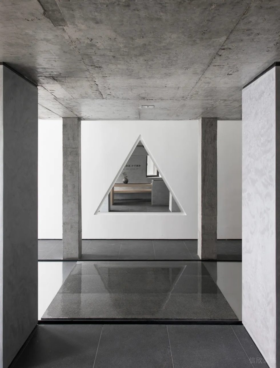 現(xiàn)代簡約風辦公室裝修設(shè)計 三角視角過道