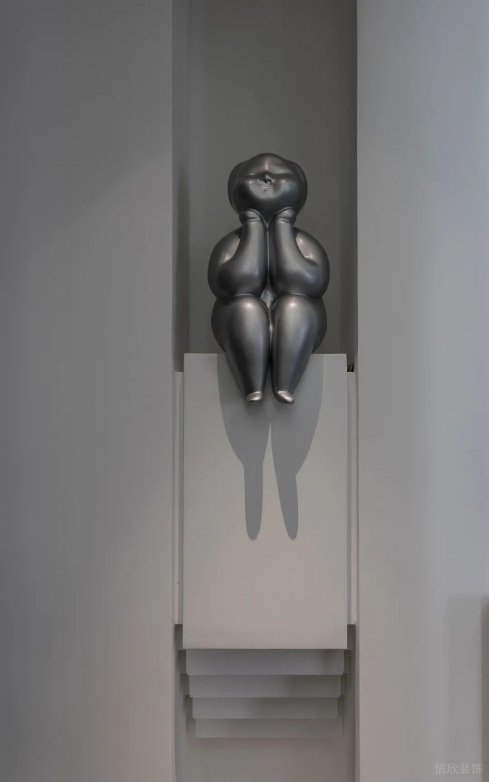 現(xiàn)代簡約風辦公室裝修設(shè)計 鐵藝人像雕塑