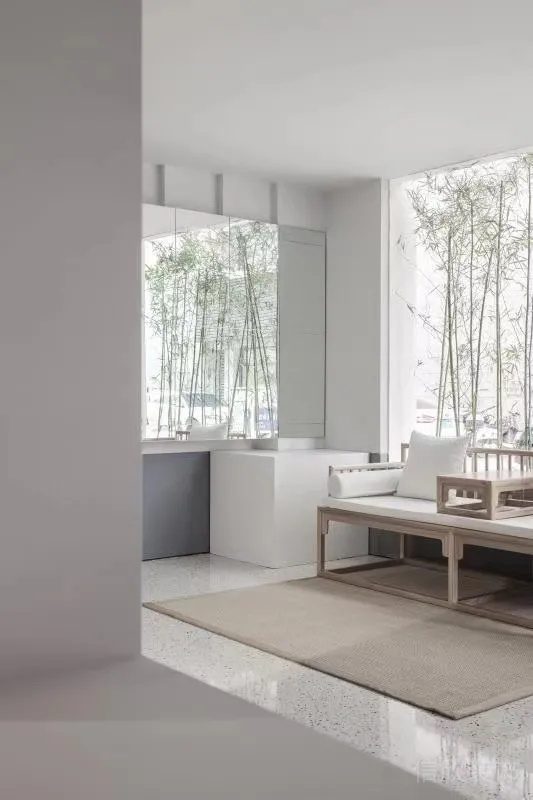 現(xiàn)代簡約風辦公室裝修設(shè)計 休息區(qū)原木沙發(fā)