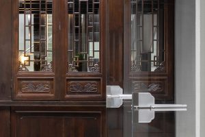 現代新中式甜品店古樸新中式門扇細節(jié)裝修設計