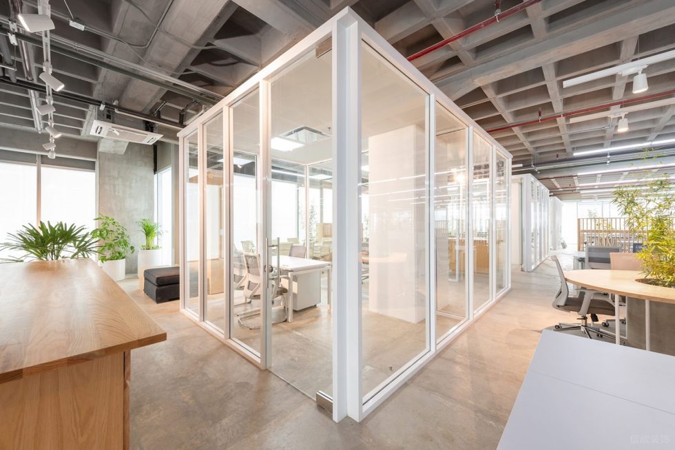 原木工業(yè)風(fēng)辦公室裝修設(shè)計(jì)白色邊框玻璃隔斷 原木工業(yè)風(fēng)辦公室裝修設(shè)計(jì)白色邊框玻璃隔斷