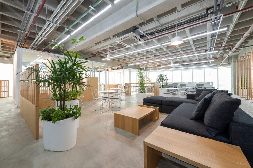 原木工業(yè)風(fēng)辦公室裝修設(shè)計(jì)黑色布藝沙發(fā) 原木工業(yè)風(fēng)辦公室裝修設(shè)計(jì)黑色布藝沙發(fā)