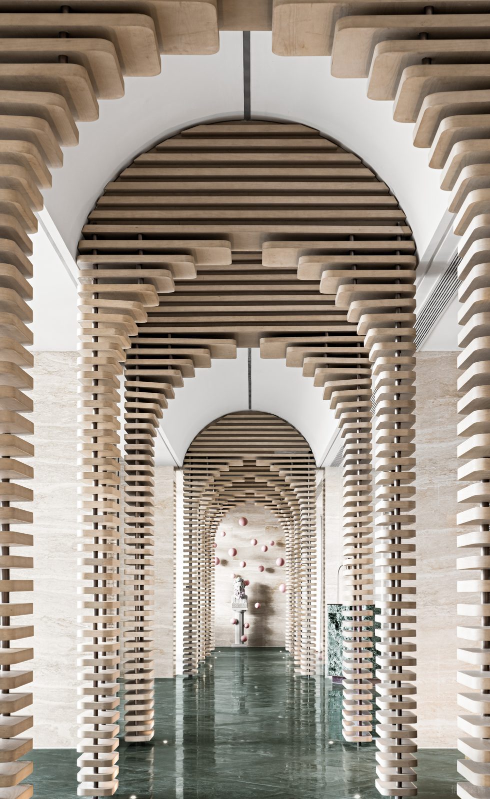 多功能復(fù)合空間展廳裝修設(shè)計 木板拼接拱門走廊