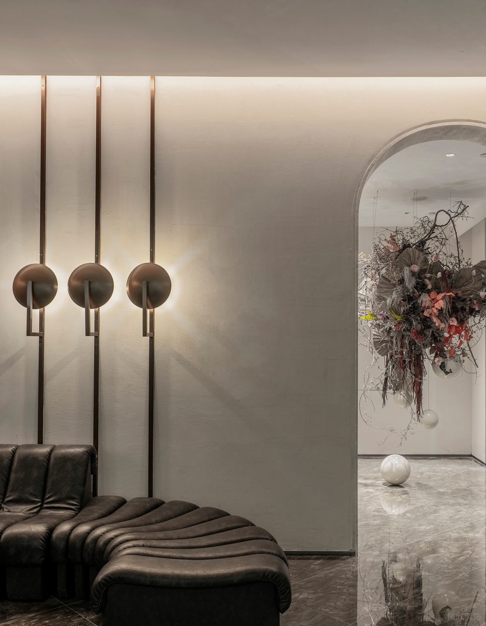 多功能復(fù)合空間展廳裝修設(shè)計 深色條狀拼接皮藝沙發(fā)