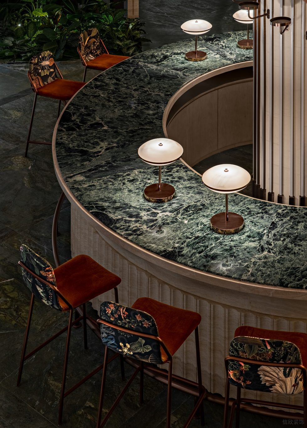 多功能復(fù)合空間展廳裝修設(shè)計 幽深紋理弧形中島臺