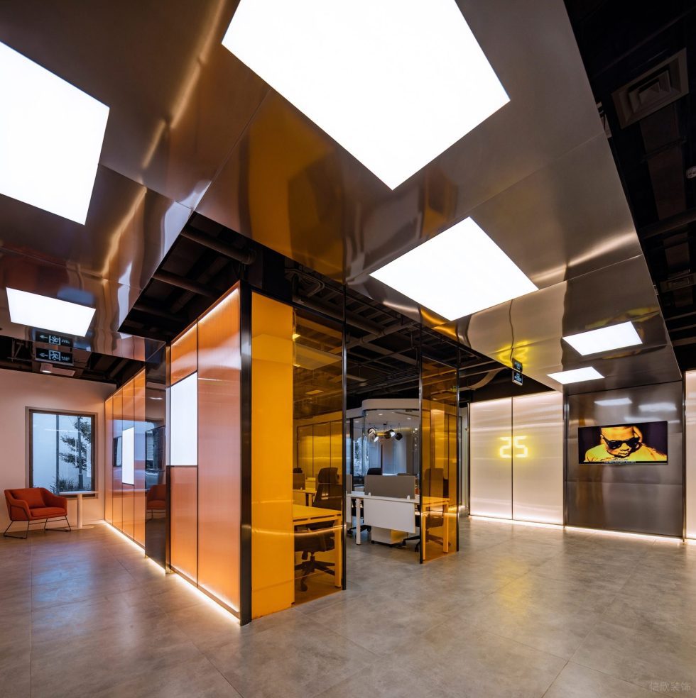 動感現代風辦公室裝修設計銀色鏡面不銹鋼吊頂 動感現代風辦公室裝修設計銀色鏡面不銹鋼吊頂