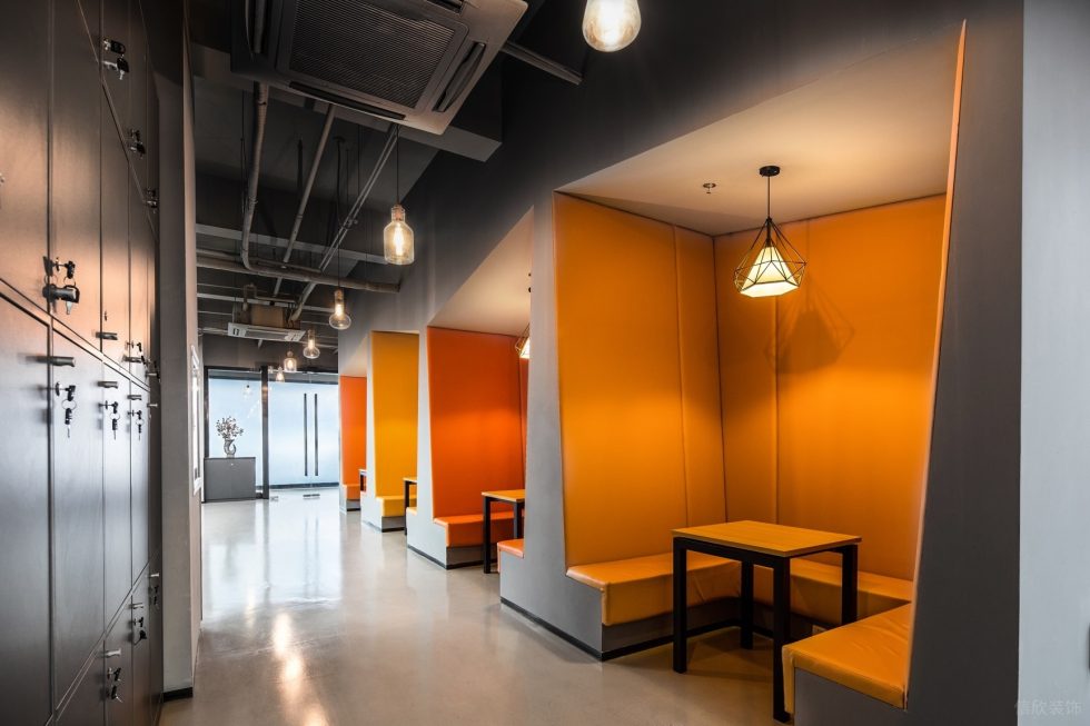 混搭時尚工業風辦公室裝修設計橙黃色洽談卡座 混搭時尚工業風辦公室裝修設計橙黃色洽談卡座