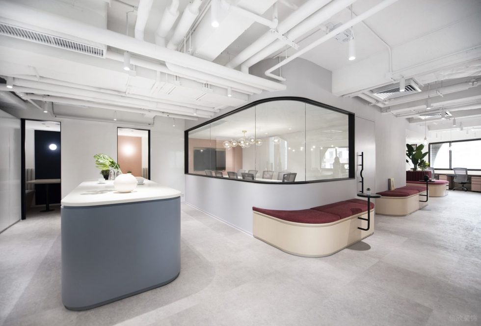 紅色簡約風辦公室裝修設計灰藍色中島臺 紅色簡約風辦公室裝修設計灰藍色中島臺