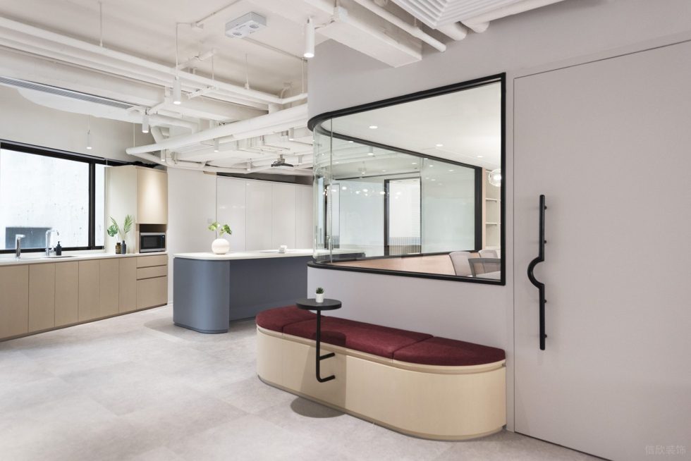 紅色簡約風辦公室裝修設計中性色茶水間 紅色簡約風辦公室裝修設計中性色茶水間