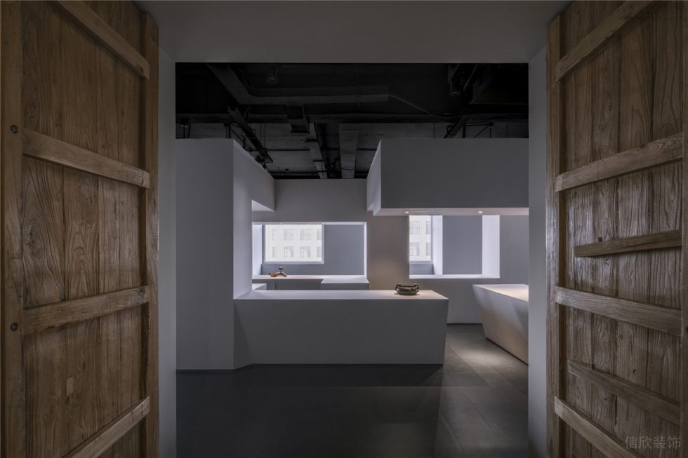 極簡中式混搭風陶瓷藝術(shù)品展廳裝修設(shè)計 歷史感木門