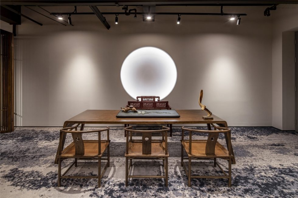 極簡中式混搭風陶瓷藝術(shù)品展廳裝修設(shè)計 實木桌椅及背景漸變圓燈