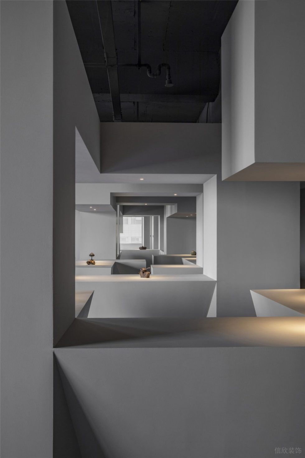 極簡中式混搭風陶瓷藝術(shù)品展廳裝修設(shè)計 展廳側(cè)面視角