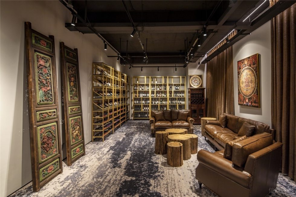 極簡中式混搭風陶瓷藝術(shù)品展廳裝修設(shè)計 棕色皮藝沙發(fā)及酒架