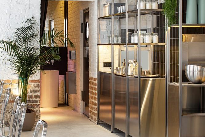 簡約工業(yè)風咖啡廳不銹鋼椅凳與置物架呼應效果圖