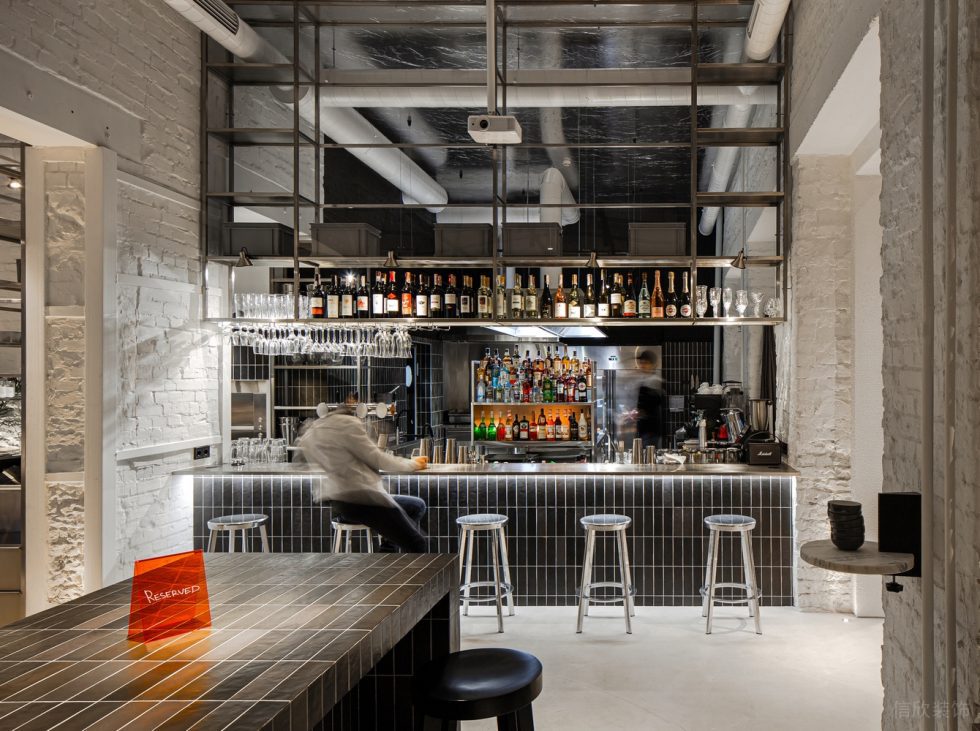 簡約工業(yè)風咖啡廳金屬臺面配方形黑色磚墻操作臺設計圖