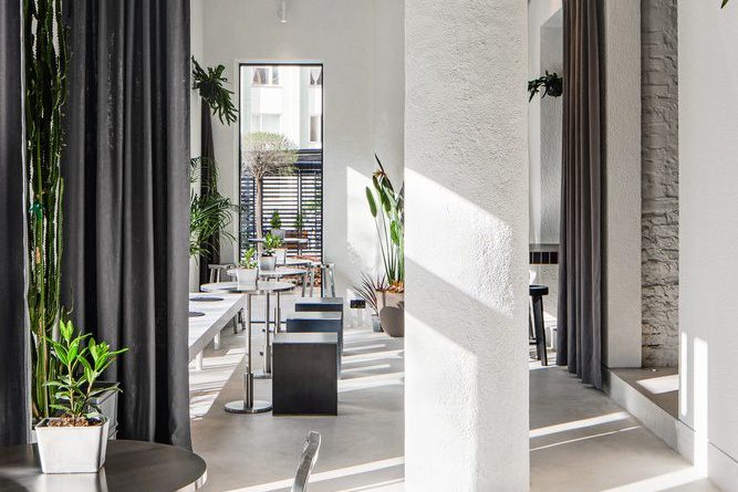 簡約工業(yè)風咖啡廳雪白配色過道裝修示意圖