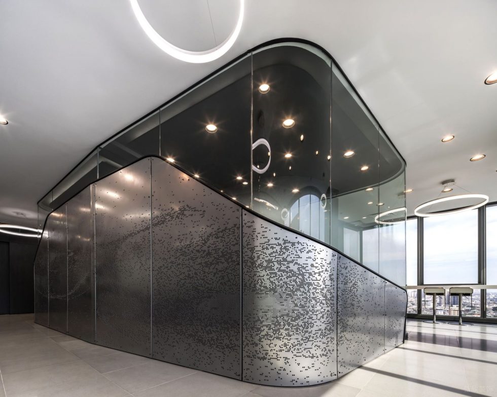 酷炫現(xiàn)代風辦公室裝修設計銀色沖孔不銹鋼造型隔斷 酷炫現(xiàn)代風辦公室裝修設計銀色沖孔不銹鋼造型隔斷