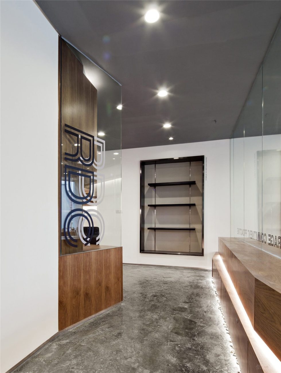 暖白色簡約風辦公室裝修設計黑色不銹鋼金屬陳列架 暖白色簡約風辦公室裝修設計黑色不銹鋼金屬陳列架