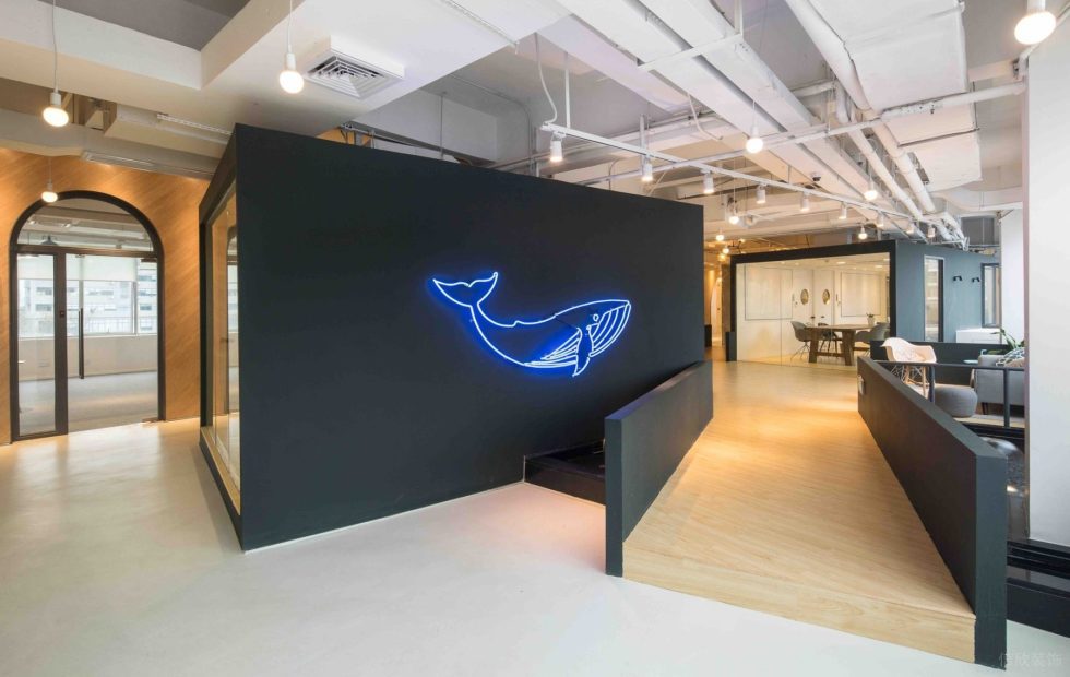 輕工業(yè)風(fēng)格辦公室裝修設(shè)計深色企業(yè)logo形象墻 輕工業(yè)風(fēng)格辦公室裝修設(shè)計深色企業(yè)logo形象墻