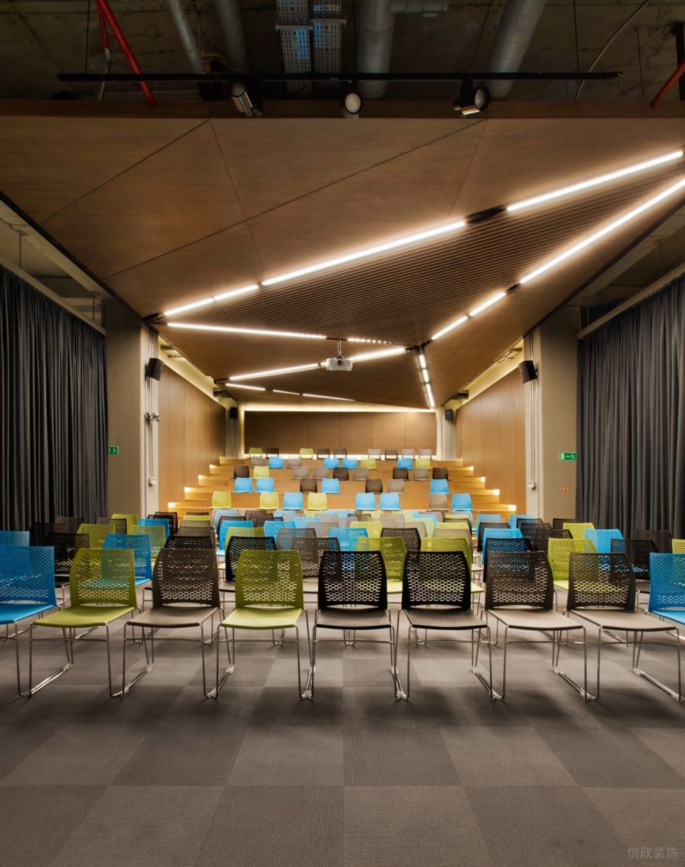 前衛(wèi)現(xiàn)代風辦公室裝修設計木紋色階梯式培訓室