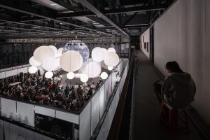 世界觀對(duì)話空間展廳裝修設(shè)計(jì) 二層過道視角