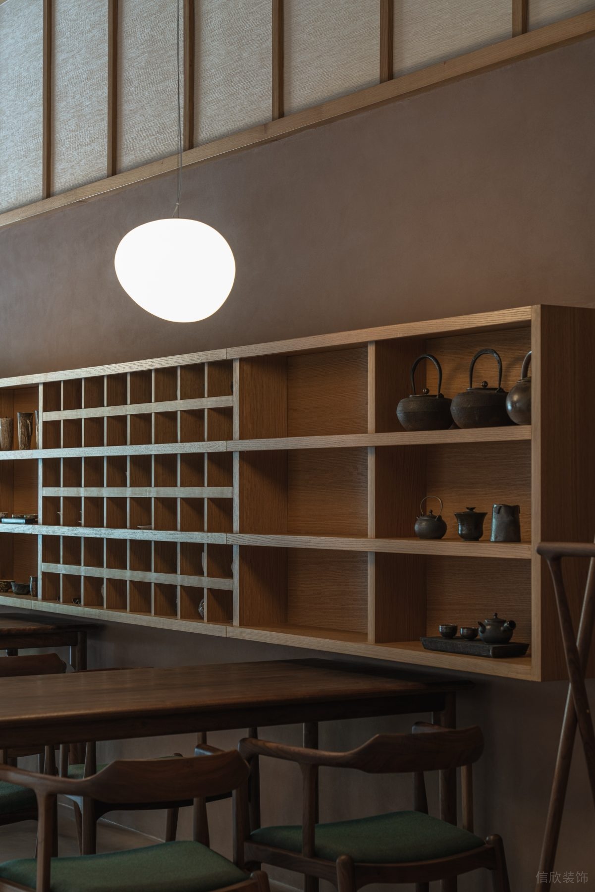 土黃簡約色調(diào)收藏品展廳裝修設(shè)計 木質(zhì)桌椅飲茶區(qū)