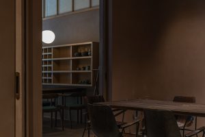 土黃簡(jiǎn)約色調(diào)收藏品展廳裝修設(shè)計(jì) 藏品洽談區(qū)