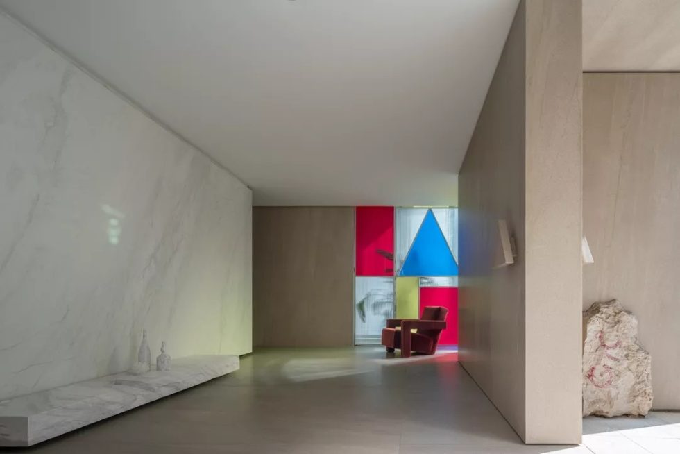 西班牙寶瓷蘭巖板裝修設(shè)計效果圖 幾何色塊磨砂玻璃墻面