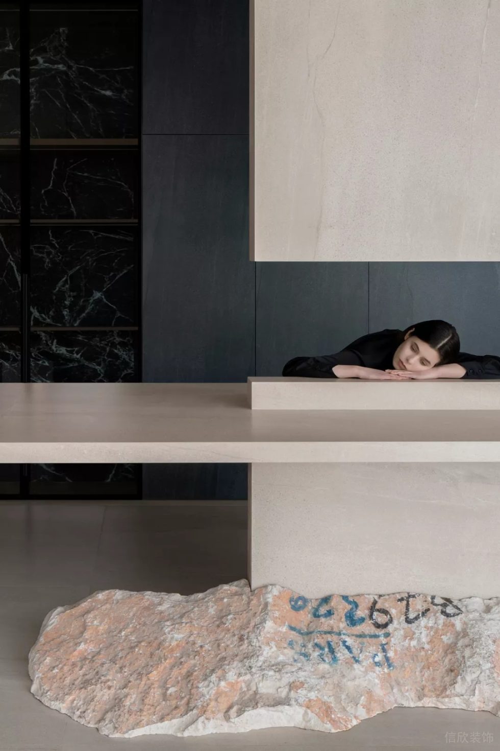 西班牙寶瓷蘭巖板裝修設(shè)計效果圖 米色深灰色巖板