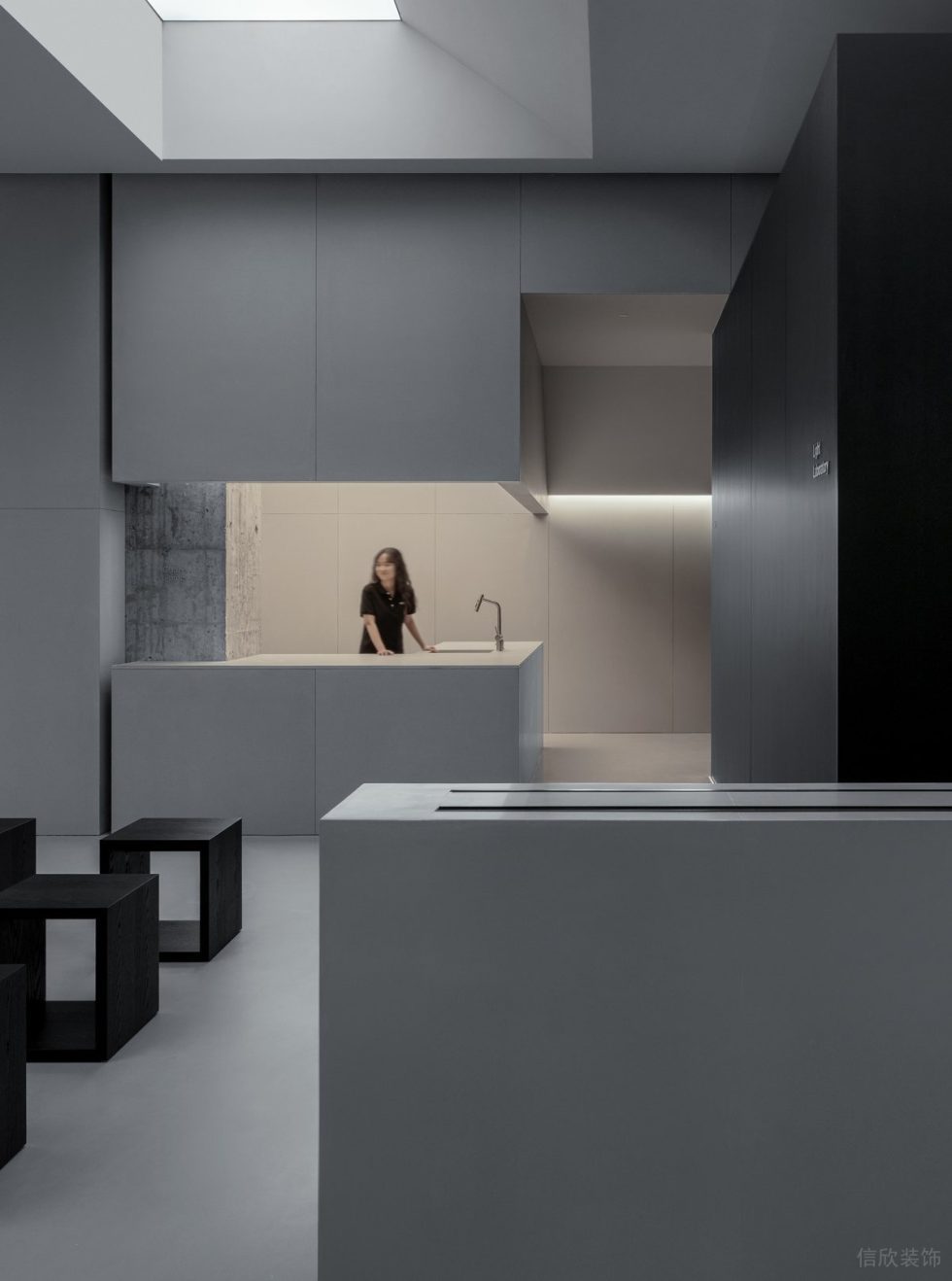 現(xiàn)代燈具全球旗艦展廳裝修設計 暖色調(diào)隱藏燈帶