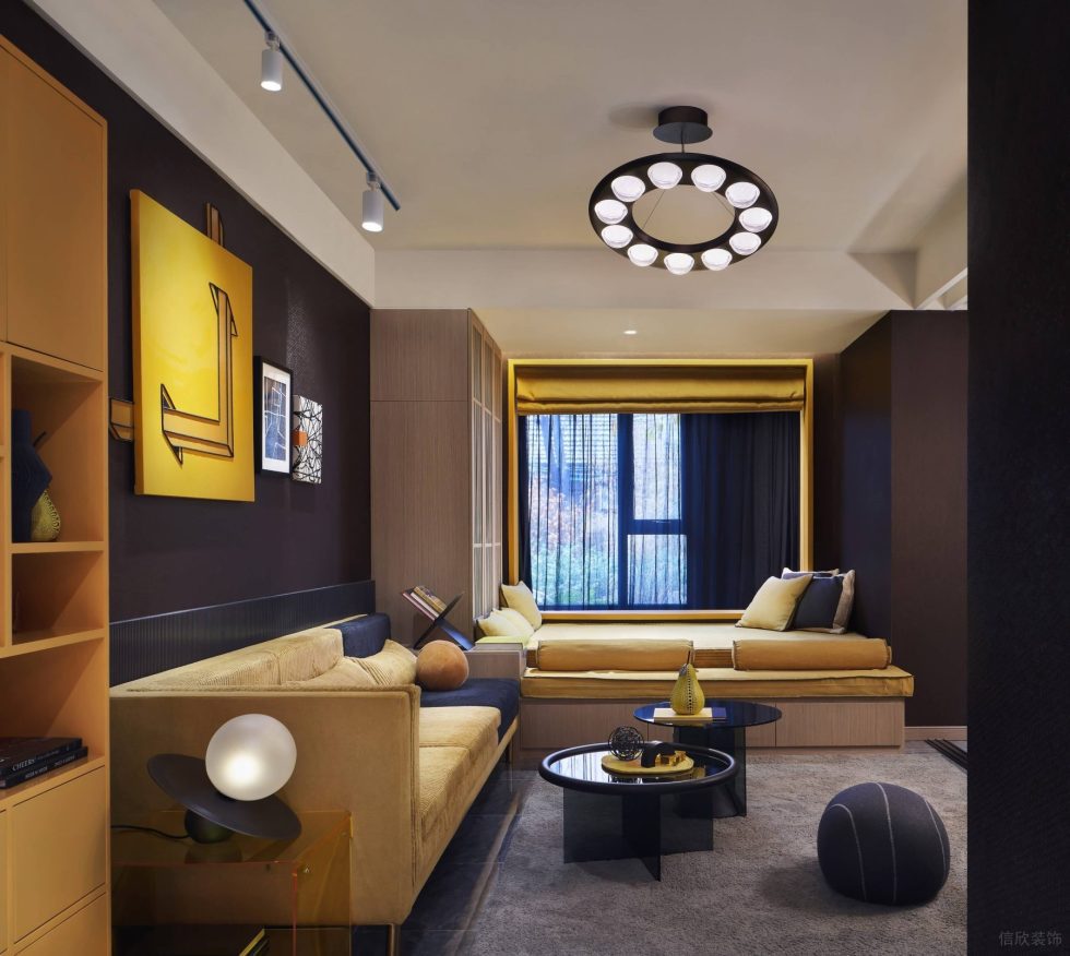 現代復古風花樣生活館展廳裝修設計 淺黃色絨布沙發(fā)黑色背景墻