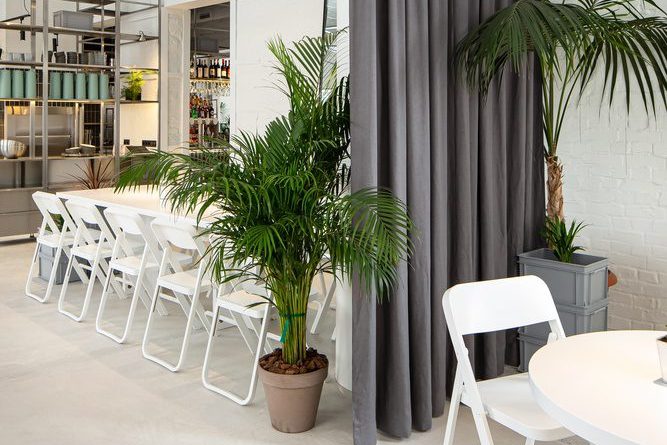 現(xiàn)代極簡風咖啡廳深灰色簾布屏風隔開區(qū)域設計示意圖