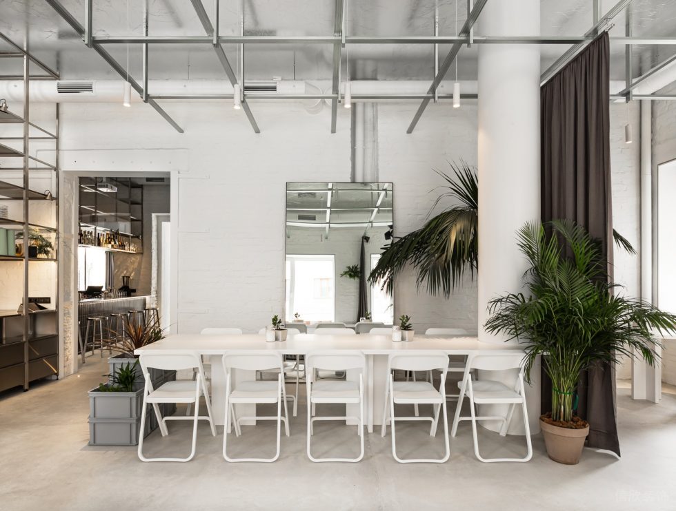 現(xiàn)代極簡風咖啡廳雅座區(qū)奶白色餐桌椅裝修效果圖