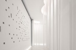 現(xiàn)代簡(jiǎn)約風(fēng)家居實(shí)驗(yàn)館展廳裝修效果圖 白色小圓柱裝飾過道