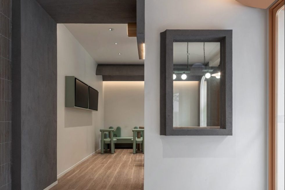 現(xiàn)代簡約風(fēng)飲品店黑色微水泥門洞燈帶裝修設(shè)計