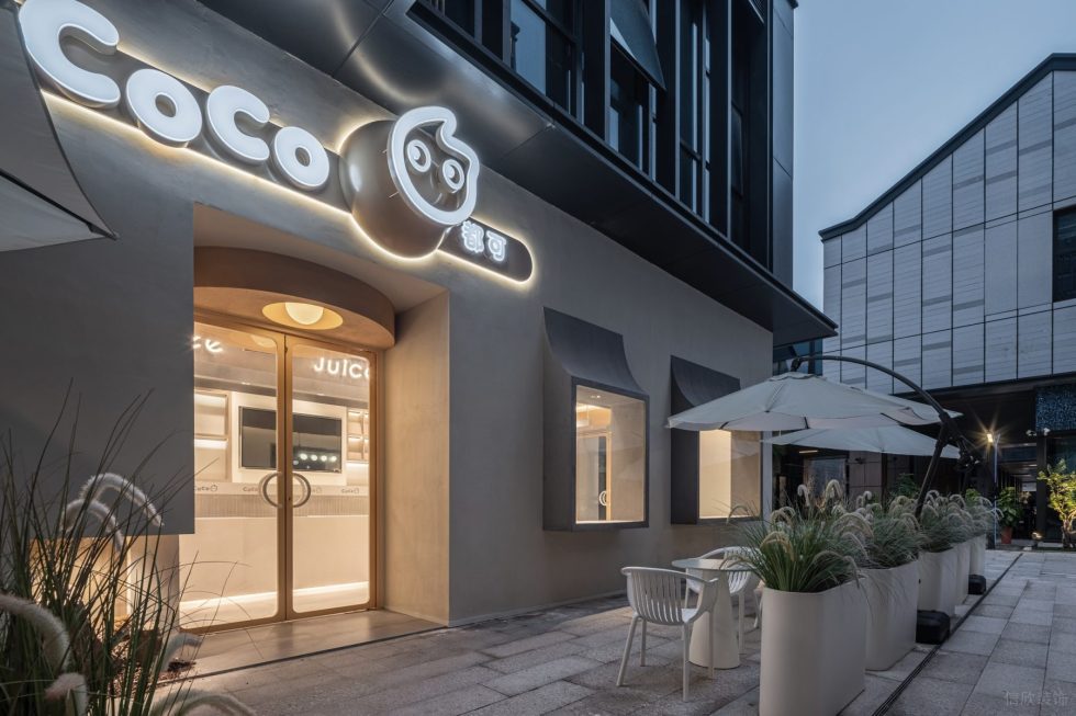 現(xiàn)代簡約風(fēng)飲品店門口暖燈照明裝修設(shè)計