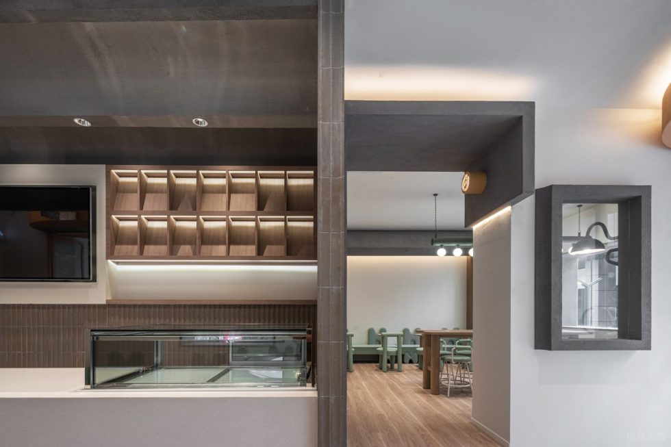 現(xiàn)代簡約風(fēng)飲品店原木實木板柜子開放小格燈帶裝修設(shè)計