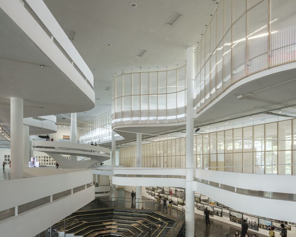 現(xiàn)代藝術(shù)建筑項(xiàng)目展廳裝修方案 弧面長(zhǎng)虹玻璃造型墻