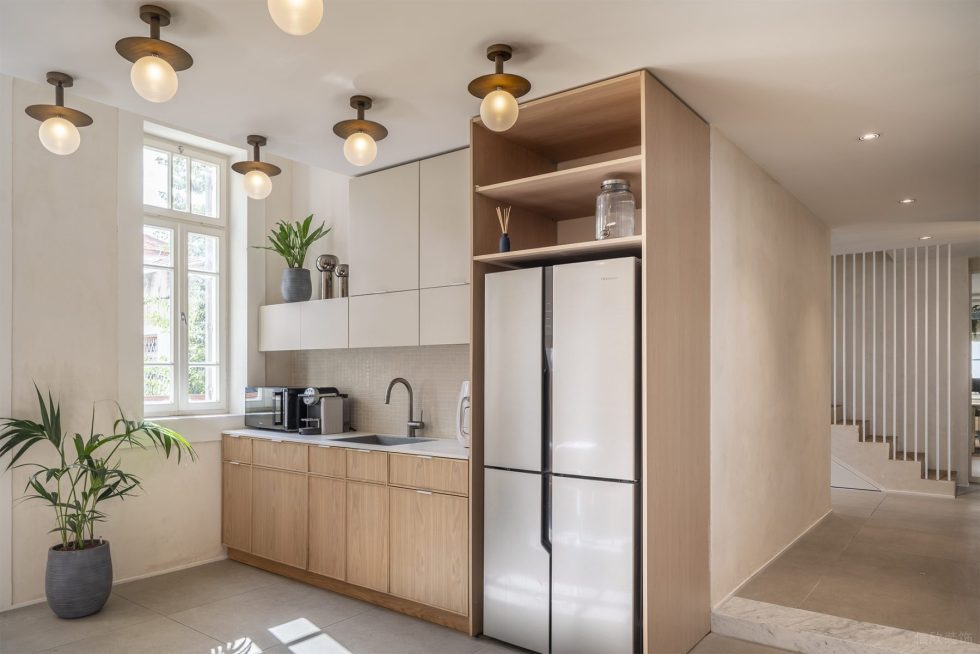 自然簡(jiǎn)約風(fēng)辦公室裝修設(shè)計(jì)白木色茶水柜