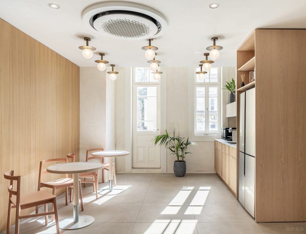 自然簡(jiǎn)約風(fēng)辦公室裝修設(shè)計(jì)白木色茶水間